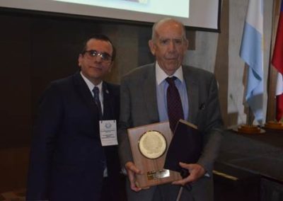 Dr. Gilberto González junto al Dr. Vicente Valdivieso, quien fue galardonado como Maestro de la Medicina Interna 2018.