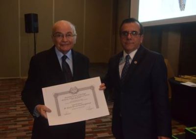 Dr. Gilberto González entrega el diploma que galardona al Dr. Sergio Iacobelli como Socio Honorario 2018.