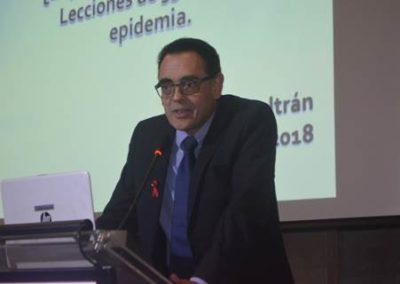 Dr. Carlos Beltrán en el desarrollo de la Conferencia Sociedad Médica de Santiago: "¿Es posible derrotar el SIDA? Lecciones de 35 años de epidemia".